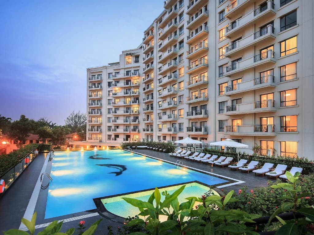 Elegant Suites Westlake lakeside view